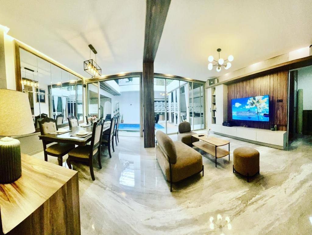 Вилла Radja House Cipaku Indah Бандунг Экстерьер фото